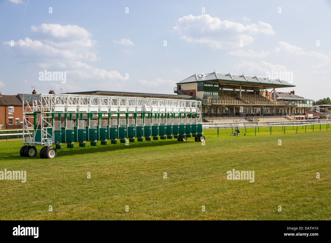Gate di partenza e gradinate a Warwick Race Course Foto Stock
