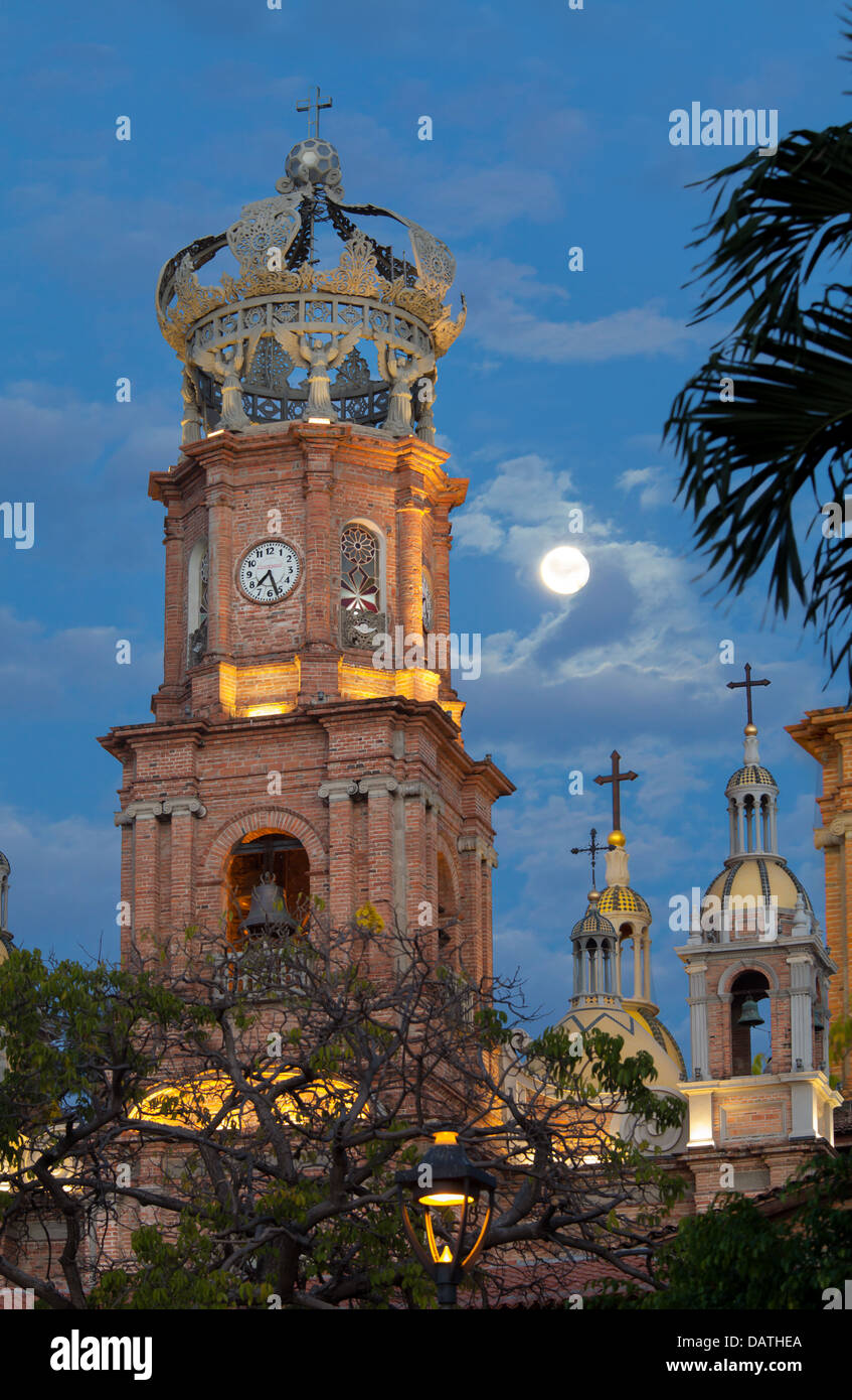 La cattedrale di Puerto Vallarta, Messico brilla durante un twilght al chiaro di luna. Foto Stock