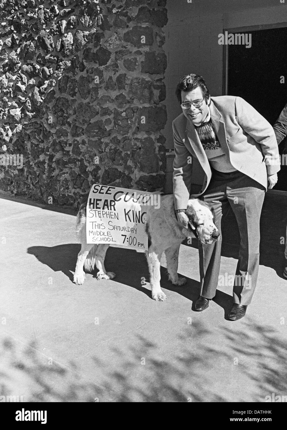 Il romanziere scrittore autore Stephen King con Cujo (il titolo di uno dei suoi libri) in verità o conseguenze nel Nuovo Messico circa 1982 Foto Stock