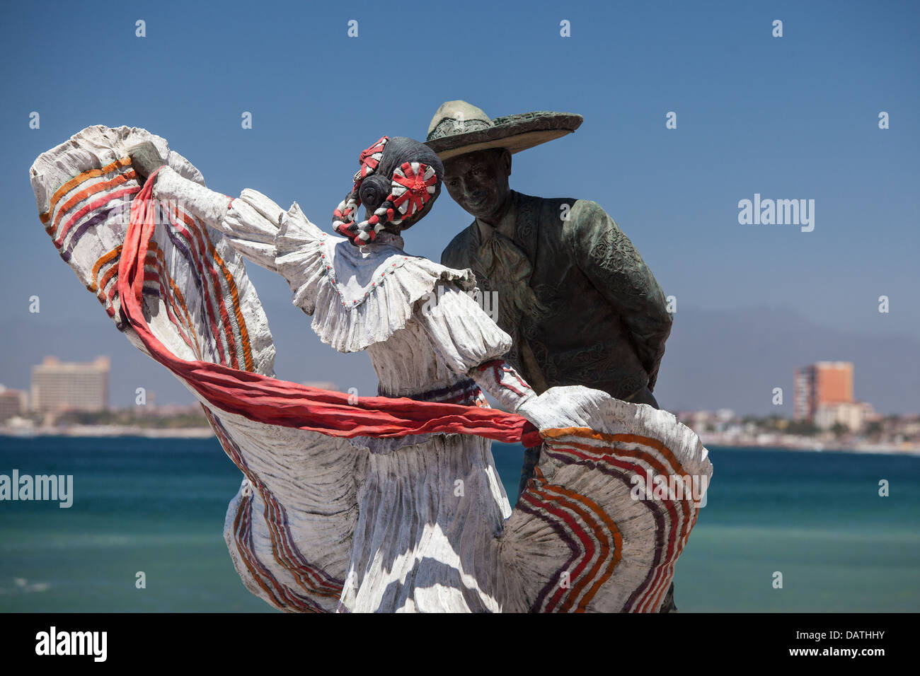 "Bailarines de Vallarta scultura da Jim Demetro è uno dei 15 sculture uniche che la linea di Puerto Vallarta malecon in Messico. Foto Stock