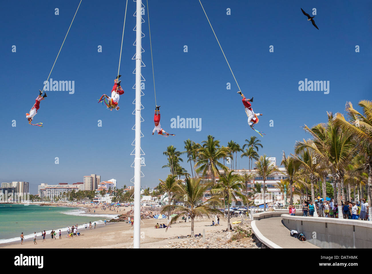 Voladores volare come turisti stanno a guardare in Puerto Vallarta, Messico. Foto Stock