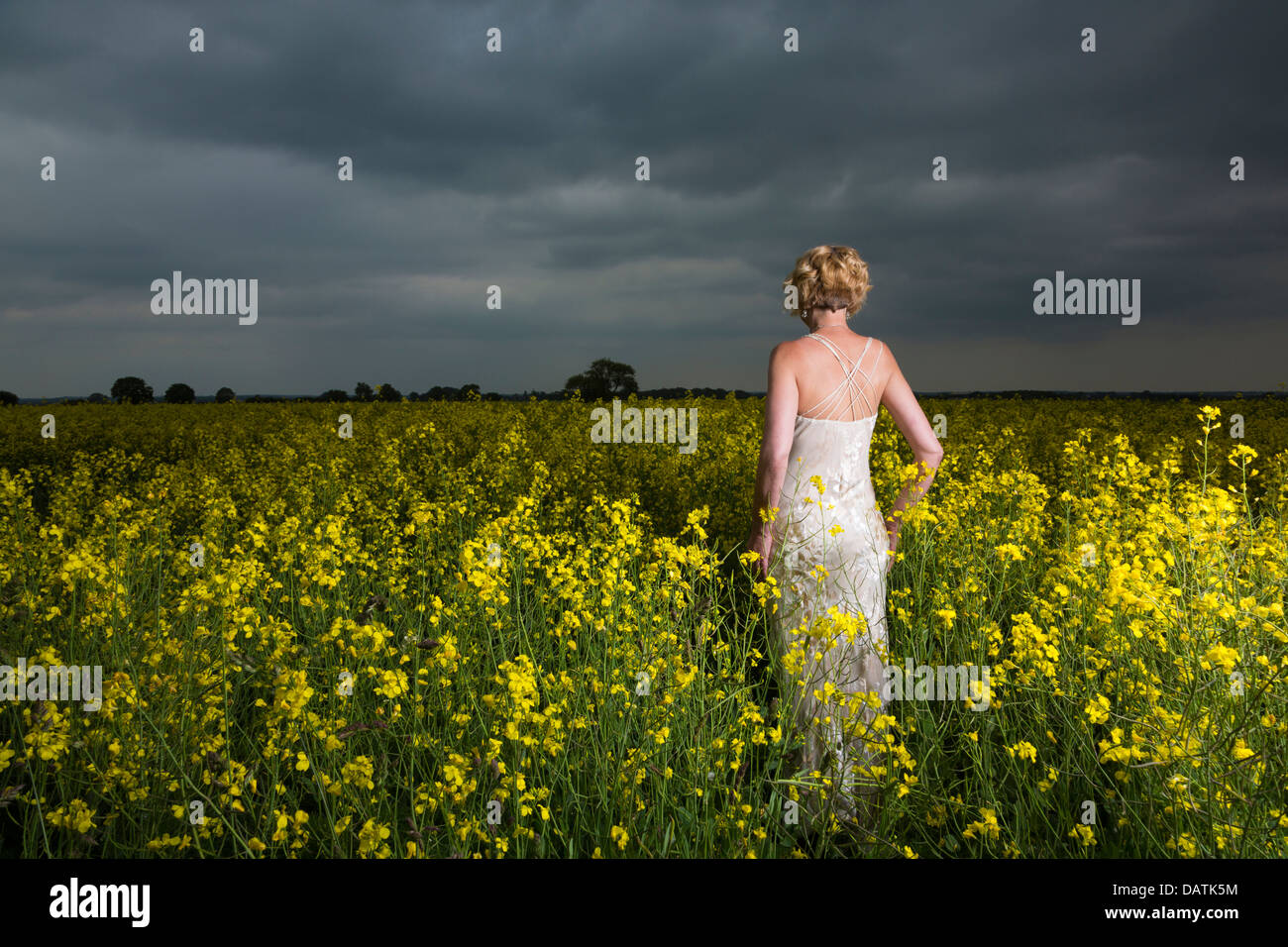 Donna in piedi nel campo in aperta campagna Foto Stock