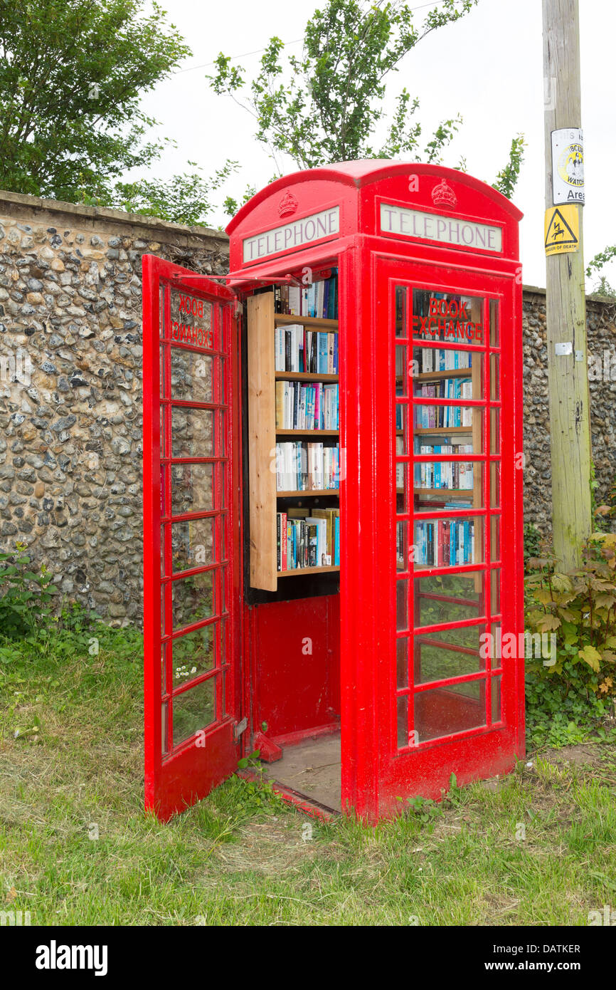 Villaggio libreria locale installata in disuso telefono rosso box Foto Stock Villaggio libreria locale installata in disuso telefono rosso box Foto Stock