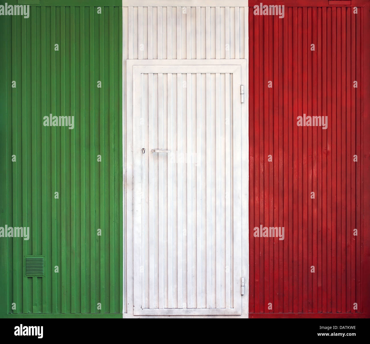 Bandiera Italiana sullo sfondo di vecchie porte chiuse Foto Stock