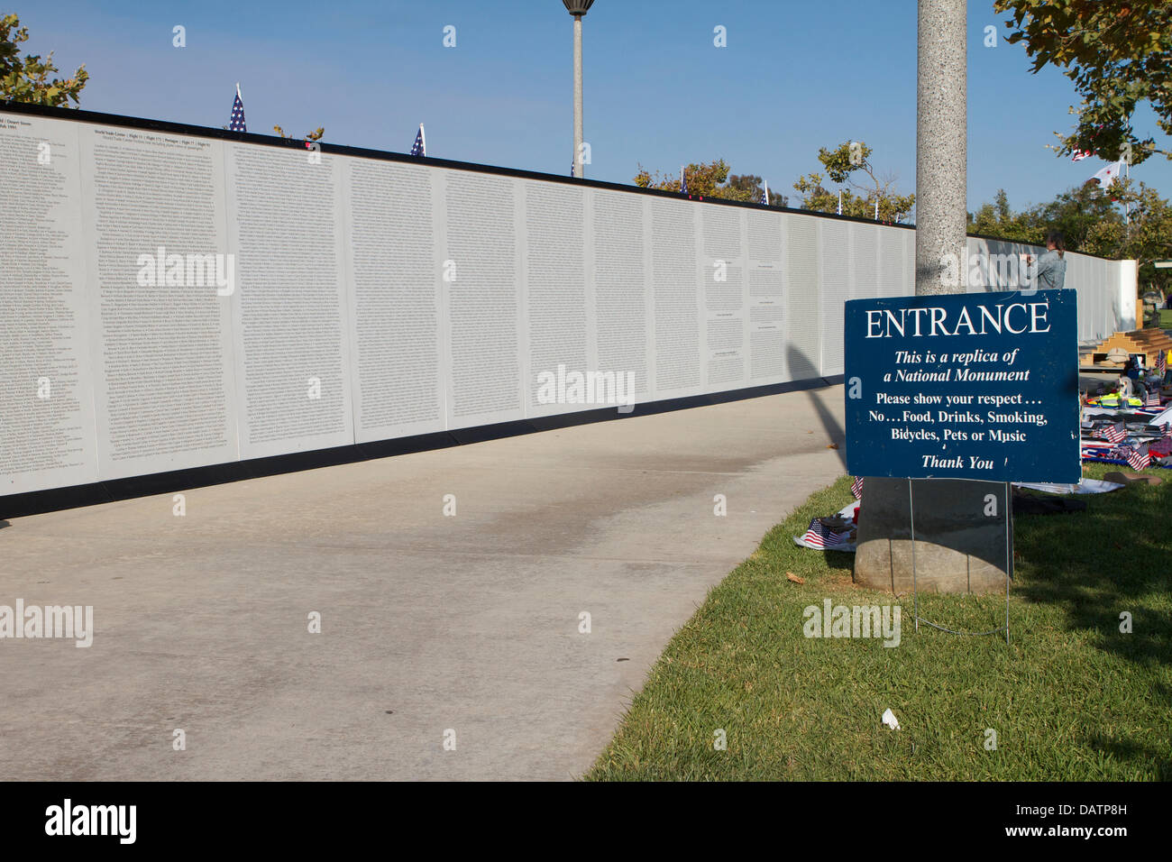 La parete che guarisce. Un viaggio replica della guerra globale al terrorismo parete del ricordo. con i nomi di coloro che sono morti nel settembre 11th.sul display a Woodbridge Comunità del Parco Irvine California Foto Stock