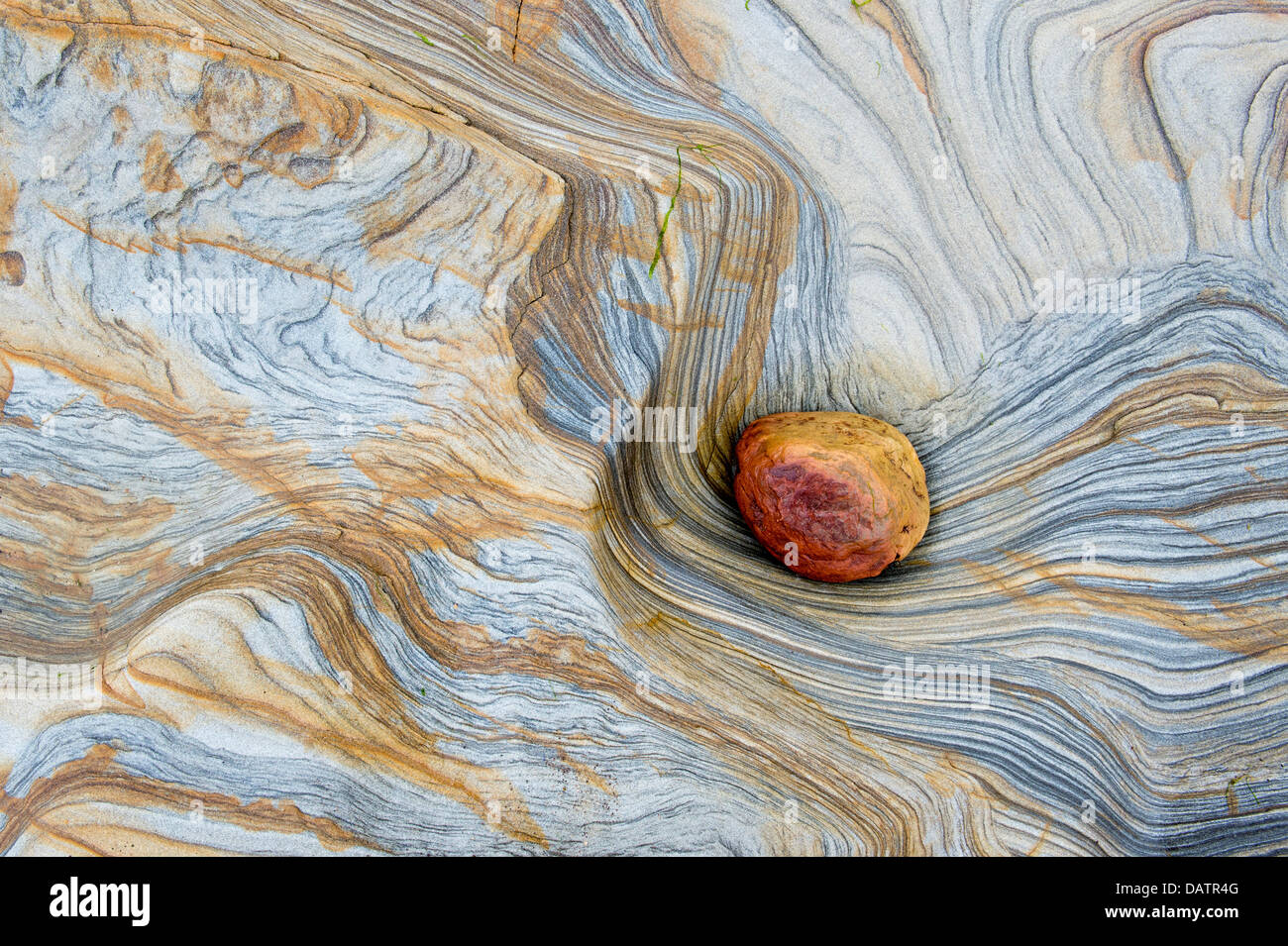 Arenaria di strati di roccia e di ghiaia pattern. Northumberland Costa, Inghilterra Foto Stock