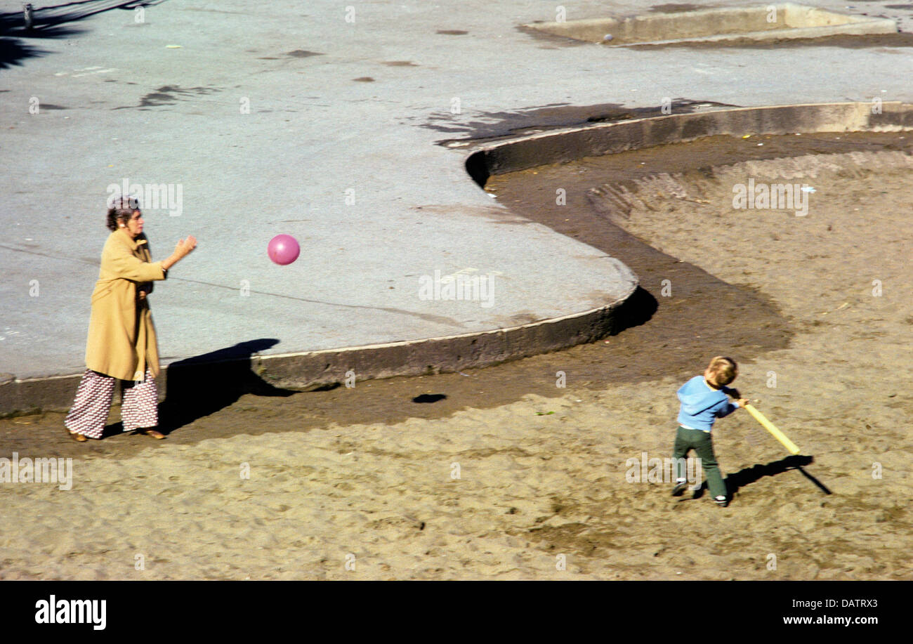 La madre e il figlio giocare a palla in missione parco del distretto di San Francisco Foto Stock