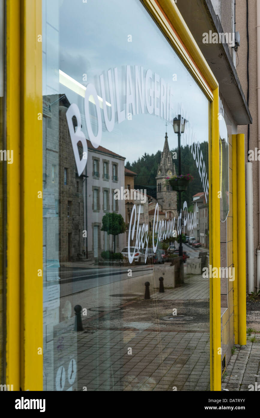 Le Chambon sur Lignon riflessa in un fornaio vetrina. Haute Loire. Auvergne. Francia Foto Stock