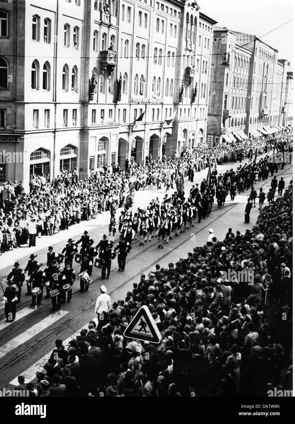 Geografia / viaggio, Germania, Monaco, Oktoberfest, Processione nazionale dei costumi a 'Vier Jahreszeiten' su Maximilianstrasse, anni 50, , diritti aggiuntivi-clearences-non disponibile Foto Stock