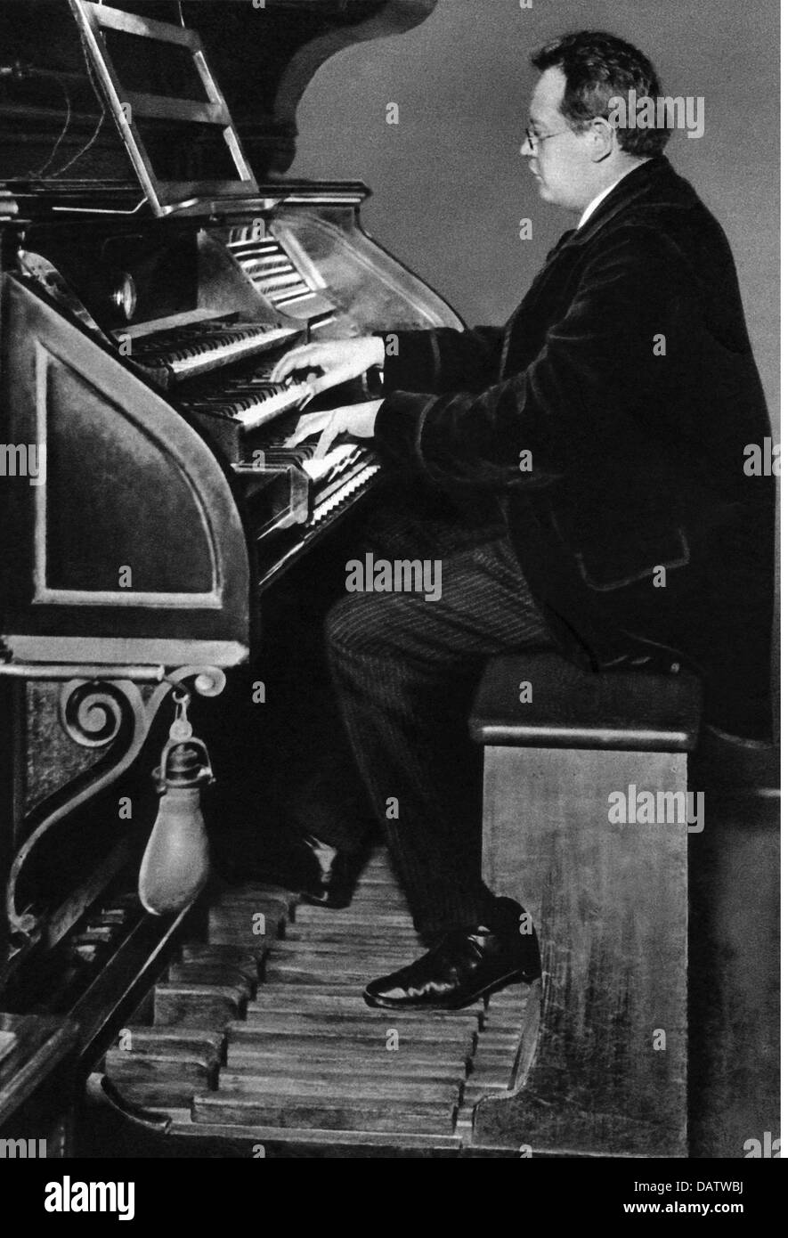 Reger, Max, 19.3.1873 - 11.5.1916, del compositore tedesco, a mezza lunghezza e riproduzione di organo, foto di E. Hoenisch,lipsia, circa 1900, Foto Stock