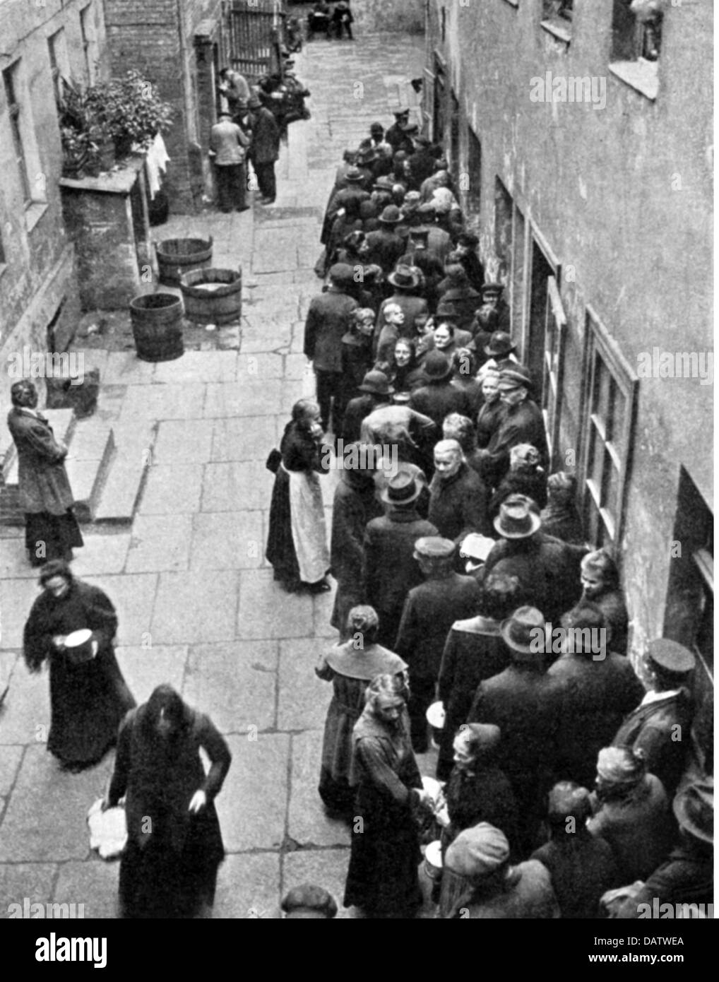 Persone, miseria, fila d'attesa in una cucina zuppa in un cortile di Berlino durante l'iperinflazione, 1923, diritti aggiuntivi-clearences-non disponibile Foto Stock