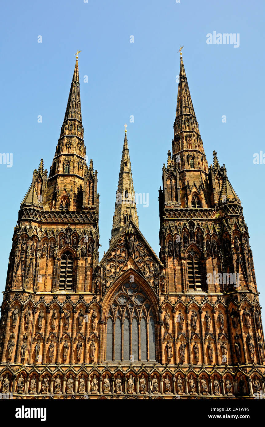 Ad ovest la facciata della cattedrale, lichfield, Staffordshire, Inghilterra, l'Europa occidentale. Foto Stock