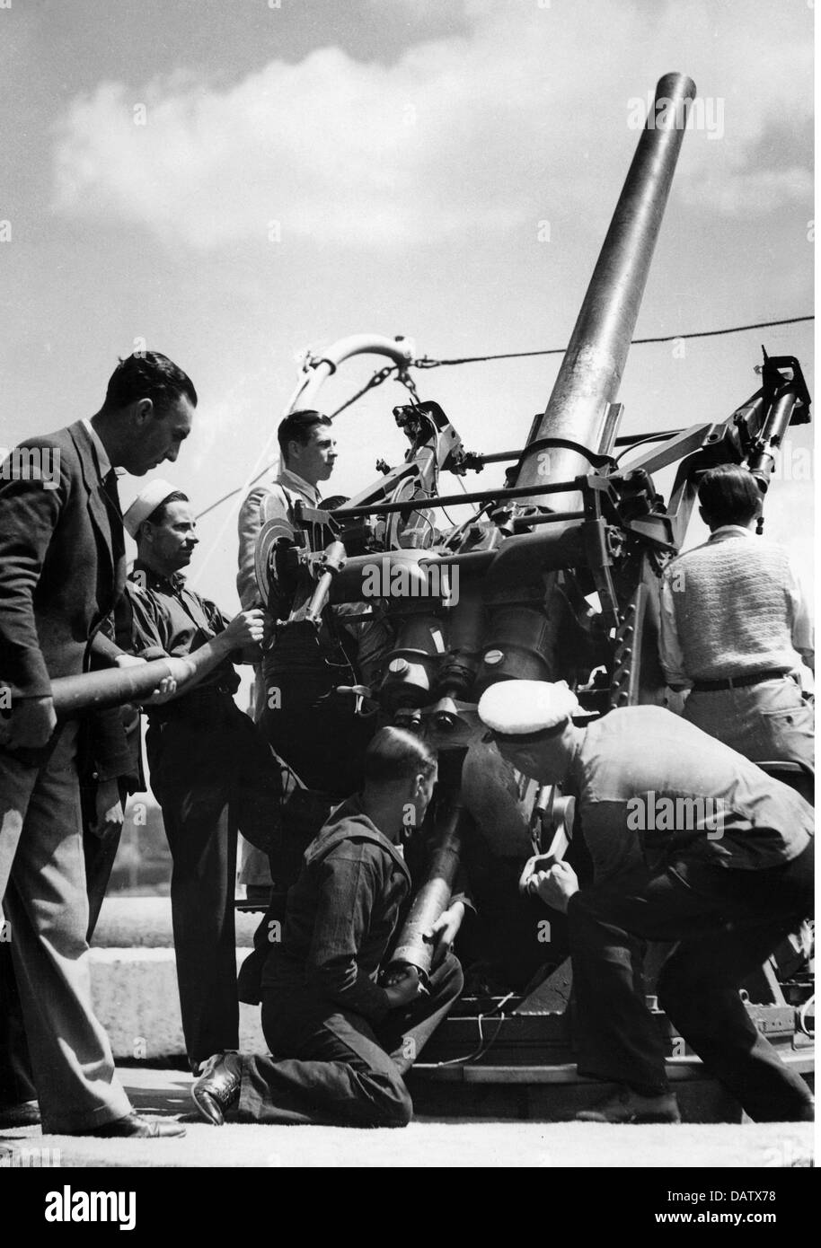 Militare, Australia, marina, visitatori che provano una pistola anti-aereo su una base navale, circa 1940, Additional-Rights-Clearences-non disponibile Foto Stock