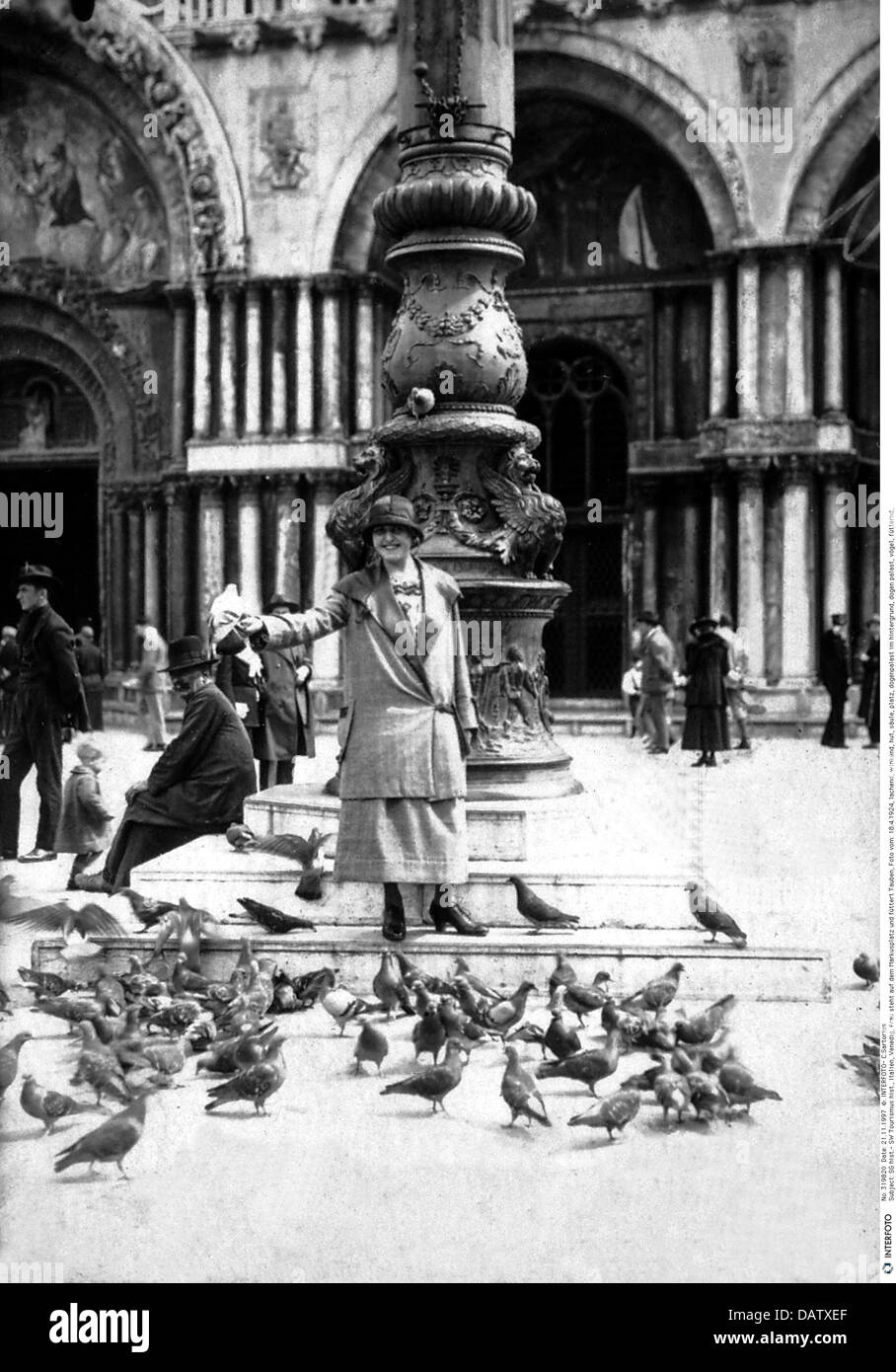 turismo, Italia, Venezia, donna che alimenta colombe in Piazza San Marco, 18.4.1924, diritti-aggiuntivi-non-disponibili Foto Stock