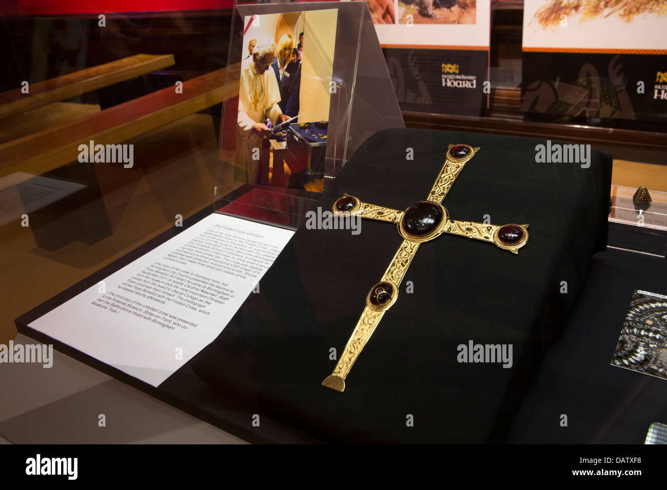 Regno Unito, Inghilterra, Birmingham, Arte Cucina & Museum, la ricreazione della croce in oro trovata nel 2009 accaparrare sassone Foto Stock