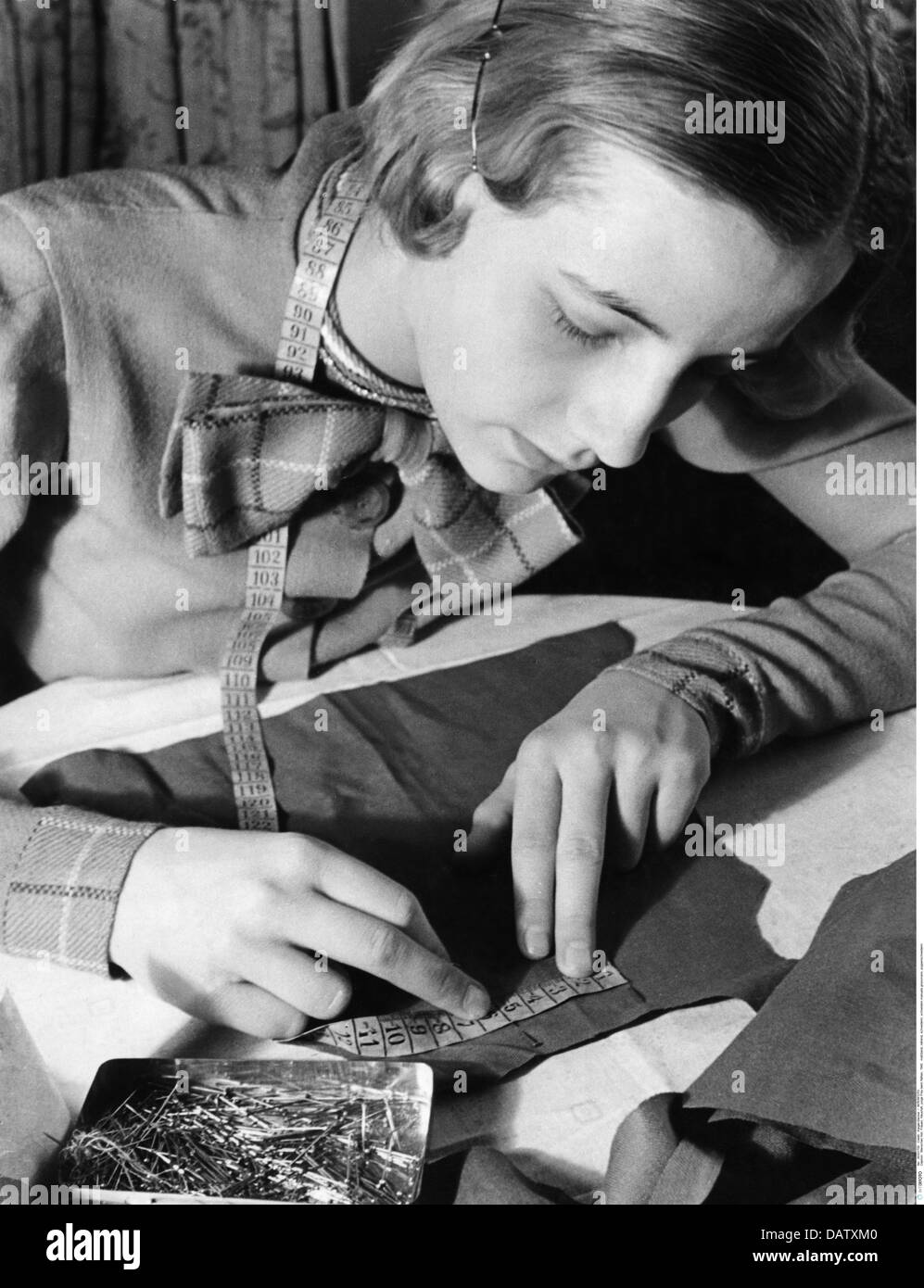 Persone, professione, bambola sarto al lavoro, 1940, diritti aggiuntivi-clearences-non disponibile Foto Stock
