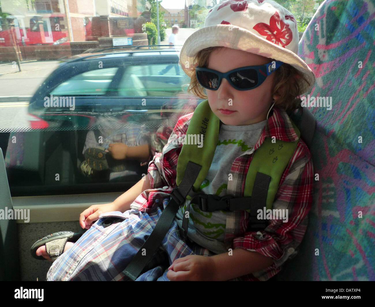 18 luglio 2013 ragazzo di età compresa tra i 3 su un viaggio in autobus a guardare e staying cool nella soffocante livello UK 3 ondata di caldo avviso. Kathy deWitt/Alamy Live News Foto Stock