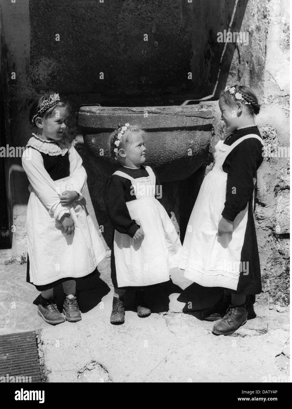 Agricoltura, contadini di montagna, tre bambine in costumi tradizionali,  Cals, Tirolo orientale, anni 50, diritti aggiuntivi-clearences-non  disponibile Foto stock - Alamy