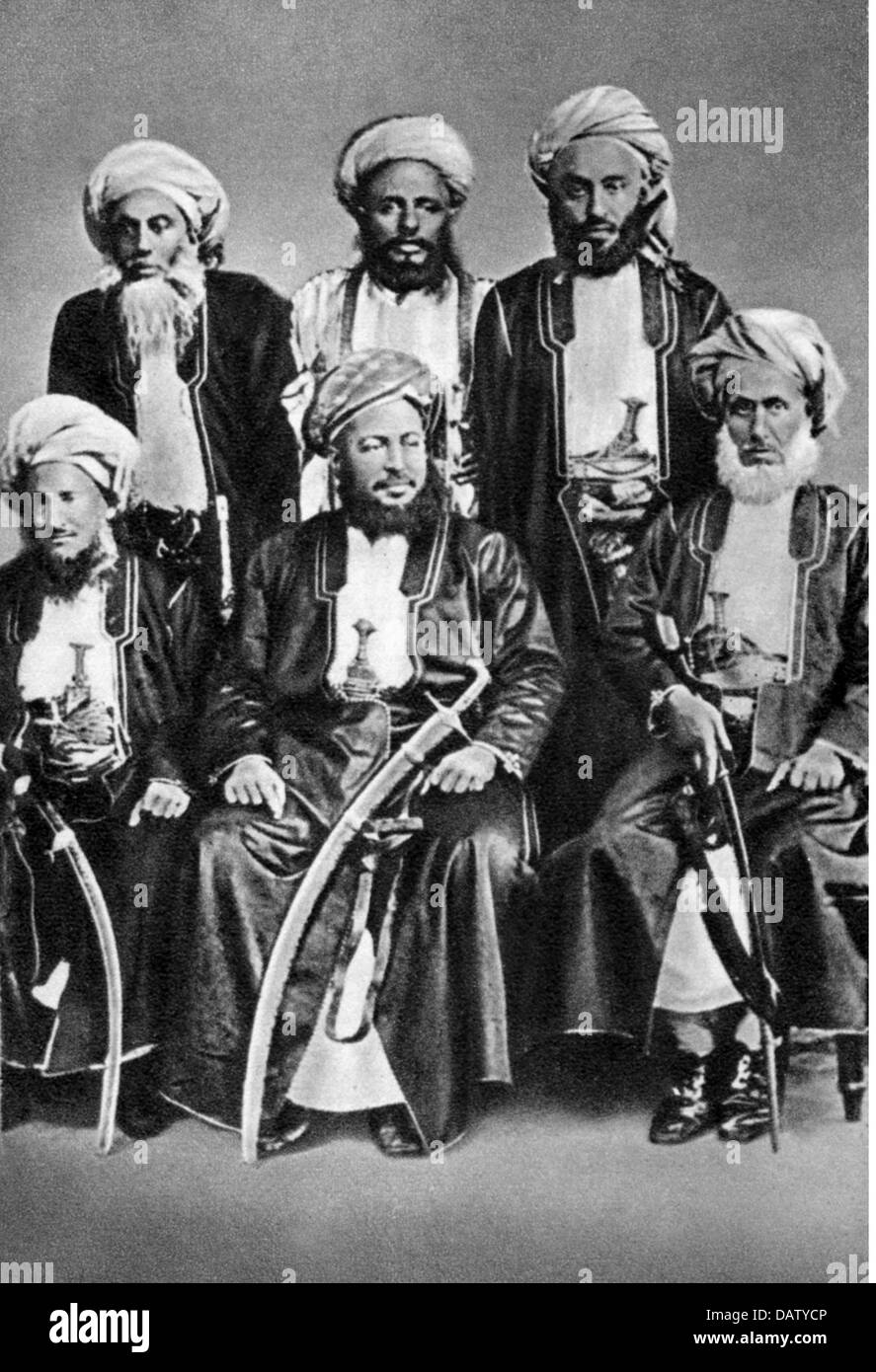 Peters, Carl, 27.9.1856 - 10.9.1918, politico coloniale tedesco, a tutta lunghezza, fotografia di Seyid Bargasch bin Ha Detto, il sultano di Zanzibar e avversario di Peters, con i suoi ministri, 1887, Foto Stock