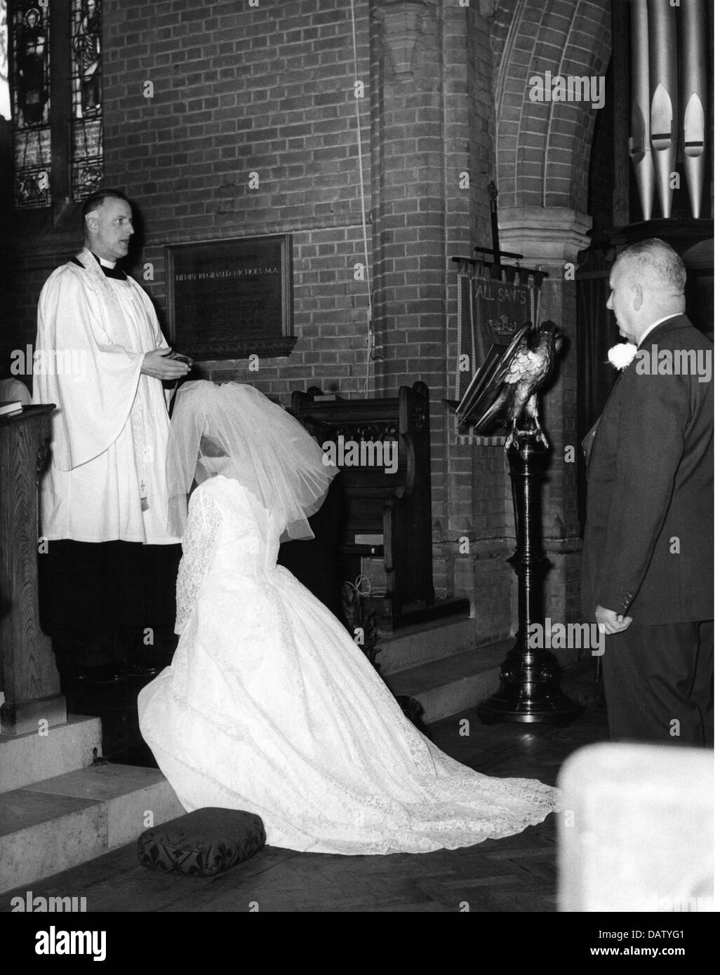 Persone, matrimoni, cerimonie, sposa durante la cerimonia nuziale nella chiesa, anni 50, diritti aggiuntivi-clearences-non disponibile Foto Stock