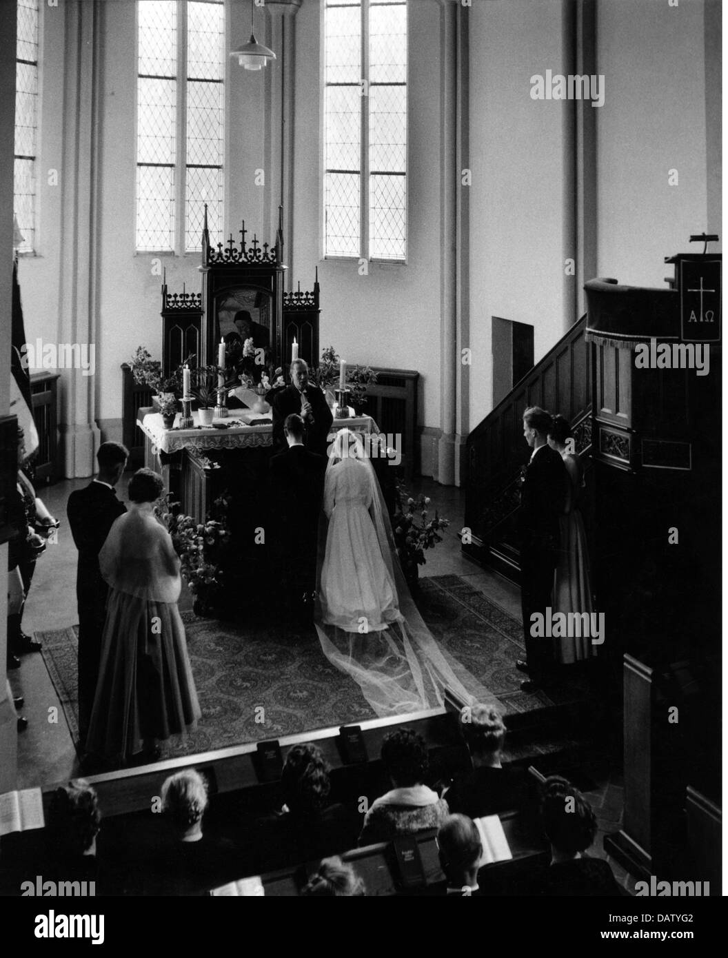 Persone, matrimoni, cerimonie, coppie nuziali durante la cerimonia nuziale nella chiesa, anni 50, diritti aggiuntivi-clearences-non disponibile Foto Stock