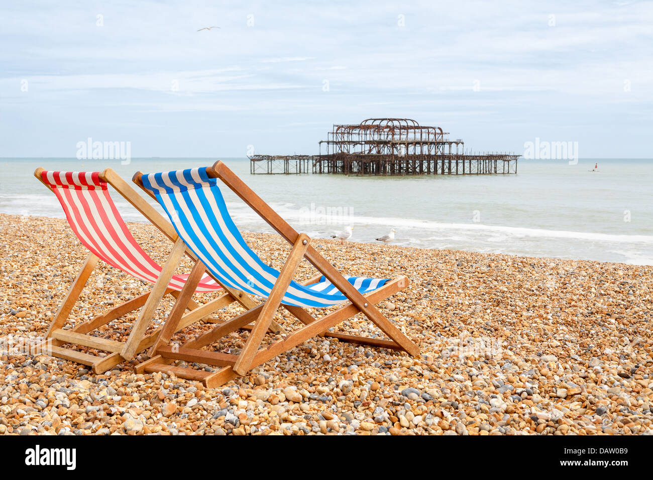 Sedie a sdraio sulla spiaggia di Brighton. Brighton, Inghilterra Foto Stock