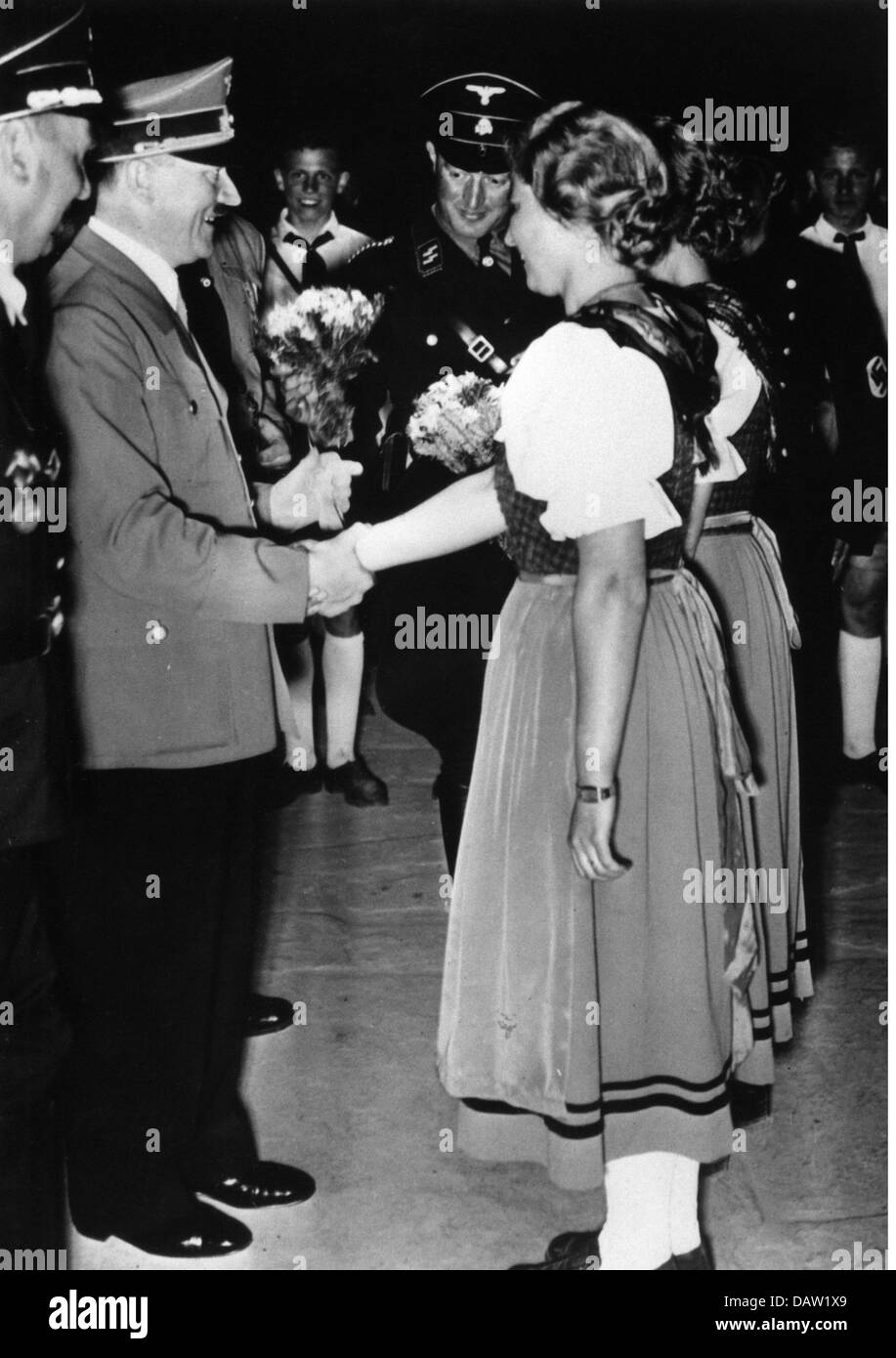 Hitler, Adolf, 20.4.1889 - 30.4.1945, politico tedesco (NSDAP), Cancelliere del Reich 30.1.1933 - 30.4.1945, viaggio attraverso l'Austria, benvenuto nel negozio di macchine Weitz, Graz, 4.4.1938, Foto Stock