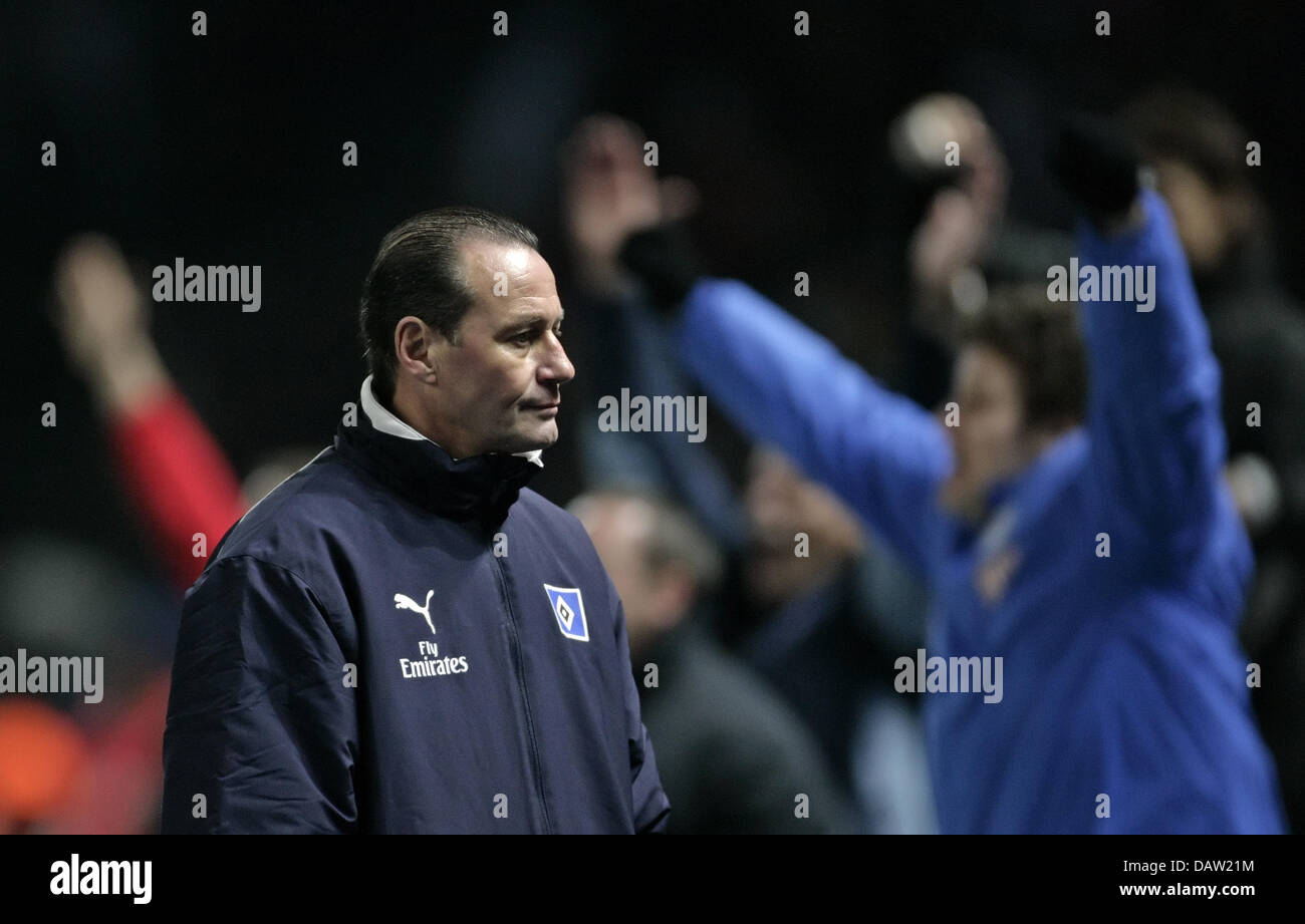 Nuovo Amburgo allenatore Huub Stevens (l)è deluso dopo perdere la partita della Bundesliga Hertha BSC Berlin vs SV Hamburg presso lo stadio olimpico di Berlino, Germania, 03 febbraio 2007. Berlino sconfigge Amburgo 2-1 con una spettacolare last minute obiettivo. Foto: Rainer Jensen Foto Stock