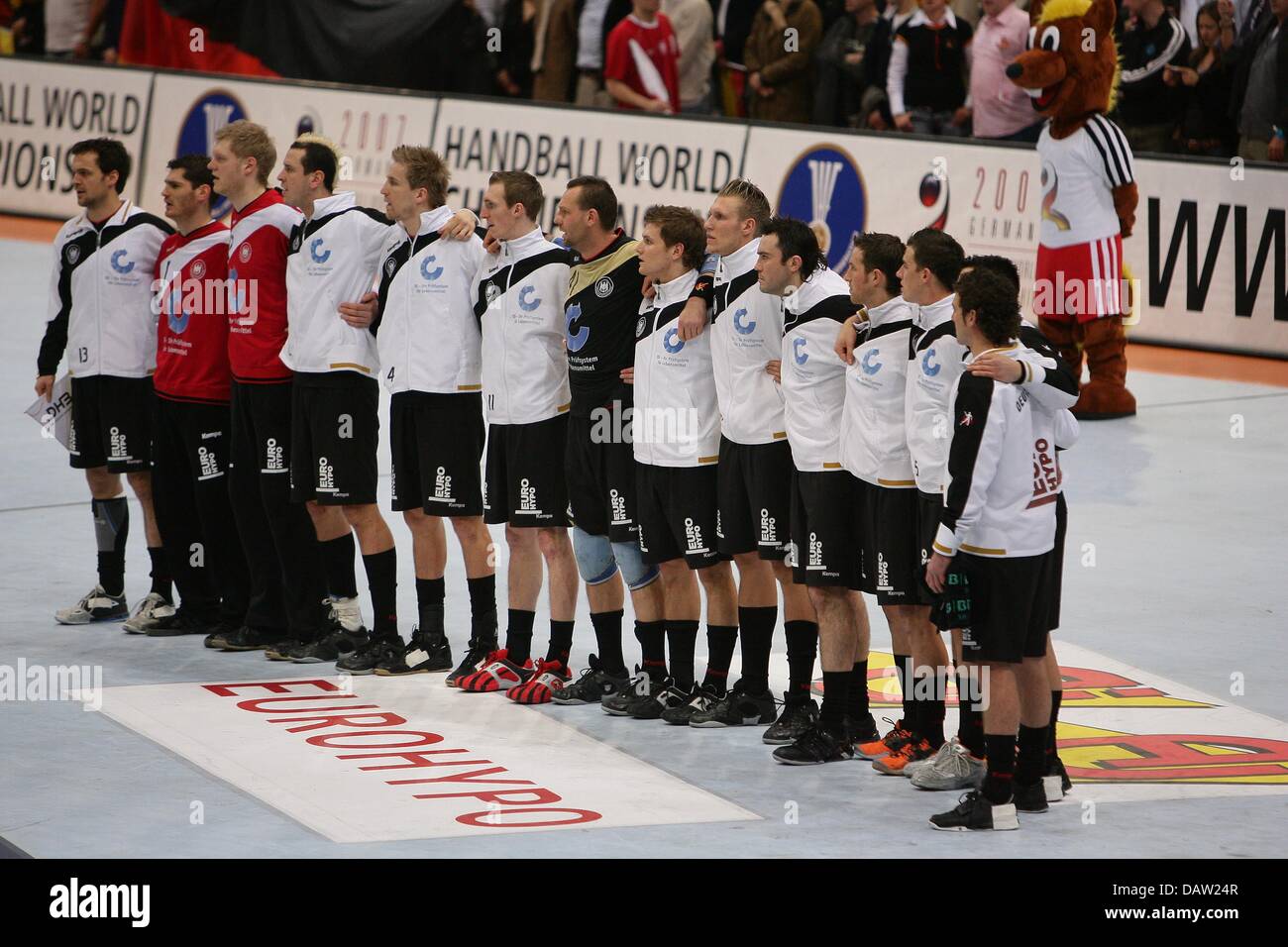 Il team tedesco ha mostrato di cantare l'inno nazionale prima del 2007 la Germania Handball World Championships finals Germania vs Polonia a Colonia, Germania, Domenica, 04 febbraio 2007. Foto: Achim Scheidemann Foto Stock