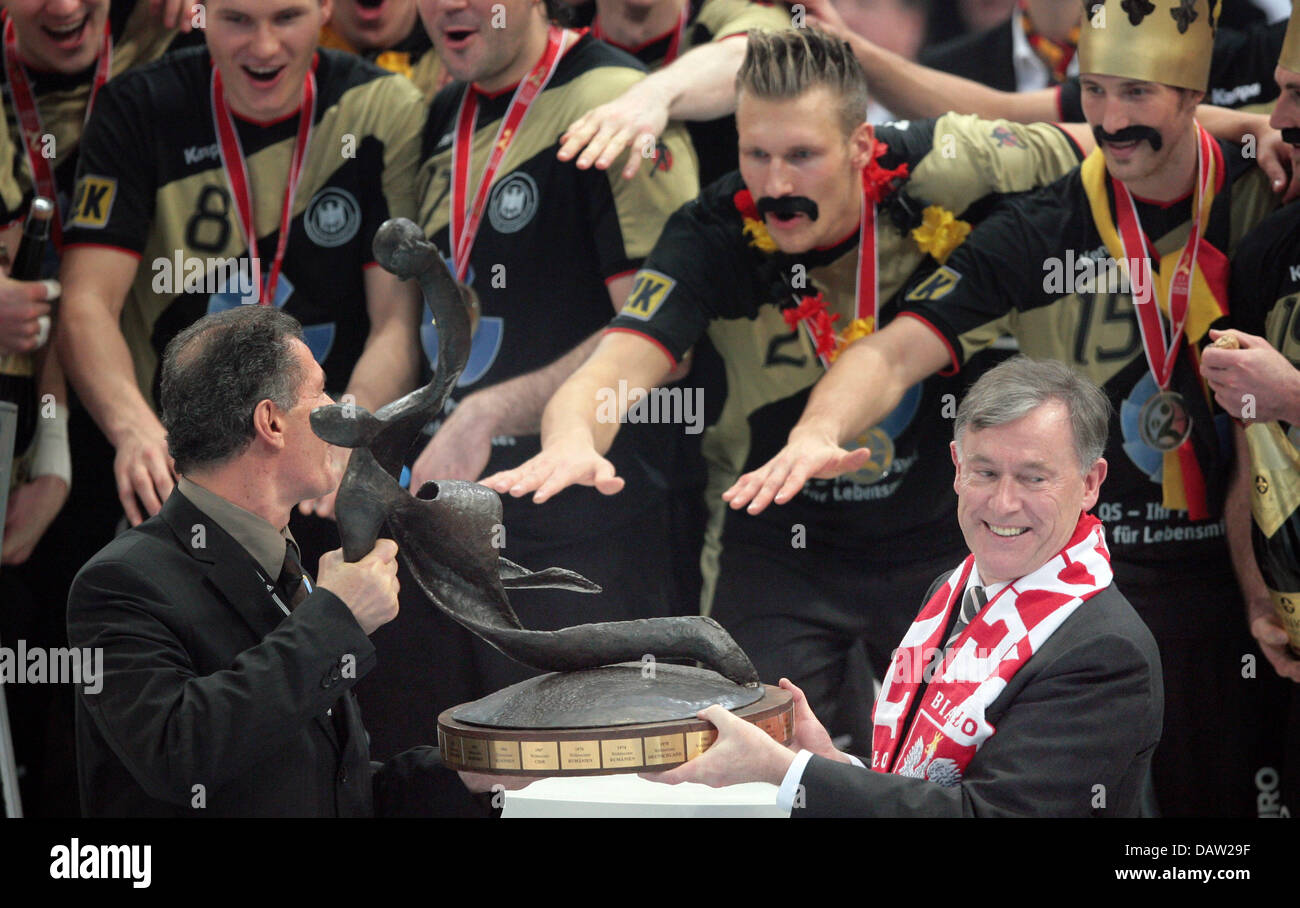 Il presidente tedesco Horst Koehler anteriore (R) e Hassan Moustafa (FRONT L), presidente della Federazione Internazionale di Pallamano (IHF), presente il trofeo per la pallamano 2007 Il Campione del Mondo in Germania a Colonia, Germania, Domenica, 04 febbraio 2007. Foto: Achim Scheidemann Foto Stock