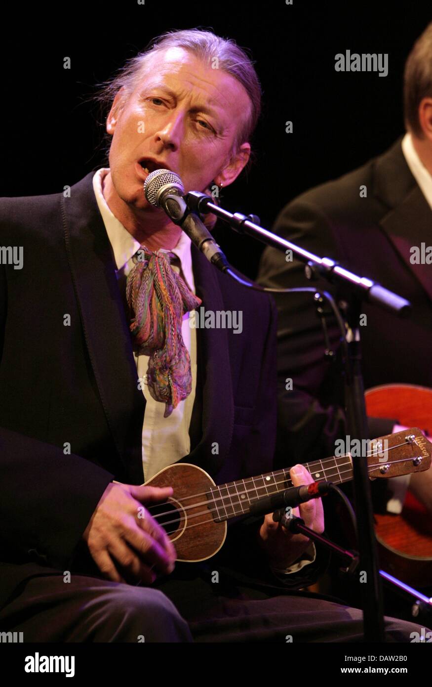 David Suich della Ukulele Orchestra della Gran Bretagna esegue ad Amburgo, Germania, martedì, 06 febbraio 2007. L'orchestra esegue il loro programma "anarchia nell'UKulele' dal 6 attraverso 18 Febbraio presso il Fliegende Bauten Amburgo: Foto: Sebastian Widmann Foto Stock David Suich della Ukulele Orchestra della Gran Bretagna esegue ad Amburgo, Germania, martedì, 06 febbraio 2007. L'orchestra esegue il loro programma "anarchia nell'UKulele' dal 6 attraverso 18 Febbraio presso il Fliegende Bauten Amburgo: Foto: Sebastian Widmann Foto Stock