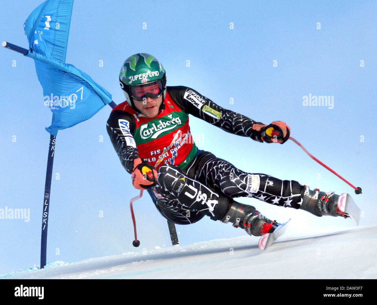 Bode Miller di USA cancella un cancello durante la prima esecuzione di uomini in discesa dello sci alpino Campionati del Mondo Aare, Svezia, 11 febbraio 2007. Miller manca una medaglia e luoghi 7th. EPA/KARL-JOSEF HILDENBRAND Foto Stock
