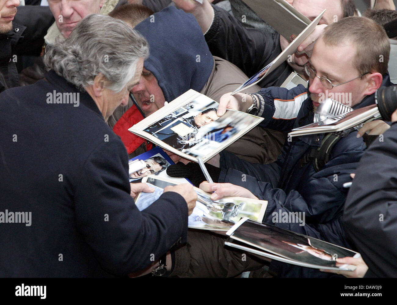 Noi attore e regista Robert de Niro firma autografi dopo una foto chiamata del suo film "Il buon pastore" al 57th Berlinale Festival Internazionale del Cinema di Berlino, Germania, 10 febbraio 2007. Foto: Rainer Jensen Foto Stock