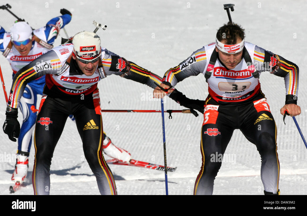 Biatleti tedeschi Michael Roesch (L) e Sven Fischer (R) nella foto durante il relè 4x7,5 km maschile della Coppa del Mondo di Biathlon ad Anterselva, Germania, 10 febbraio. La Russia ha vinto davanti a Norvegia e Germania. Foto: Martin Schutt Foto Stock