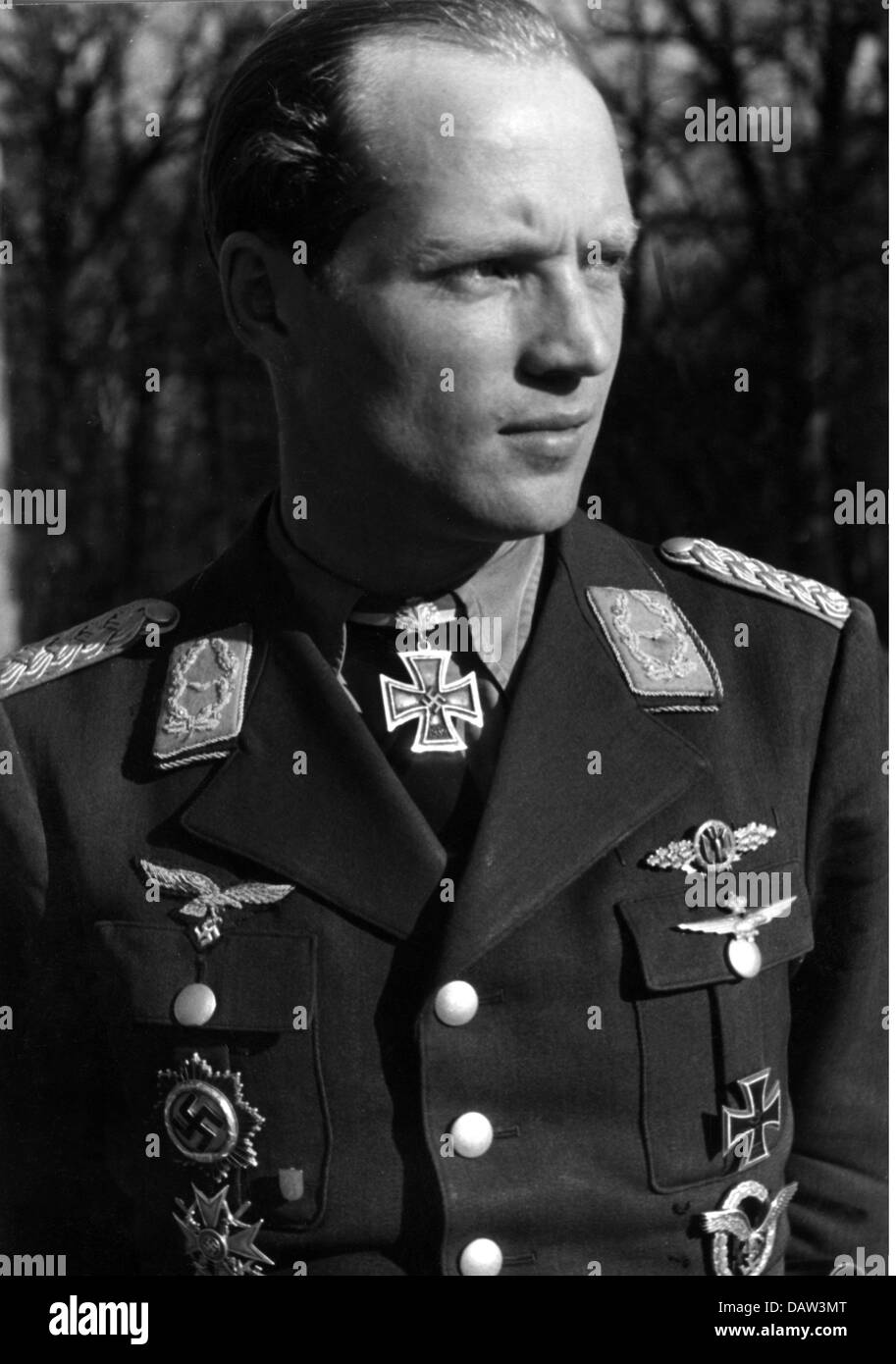 Eventi, seconda guerra mondiale / seconda guerra mondiale, guerra aerea, persone, maggiore Hermann Hogeback (25.8.1914 - 15.2.2004), comandante del 3 ° gruppo / Kampfgeschwader (ala bombardiere) 6 della Luftwaffe, Creil, Francia, 6.4.1943, diritti aggiuntivi-clearences-non disponibile Foto Stock