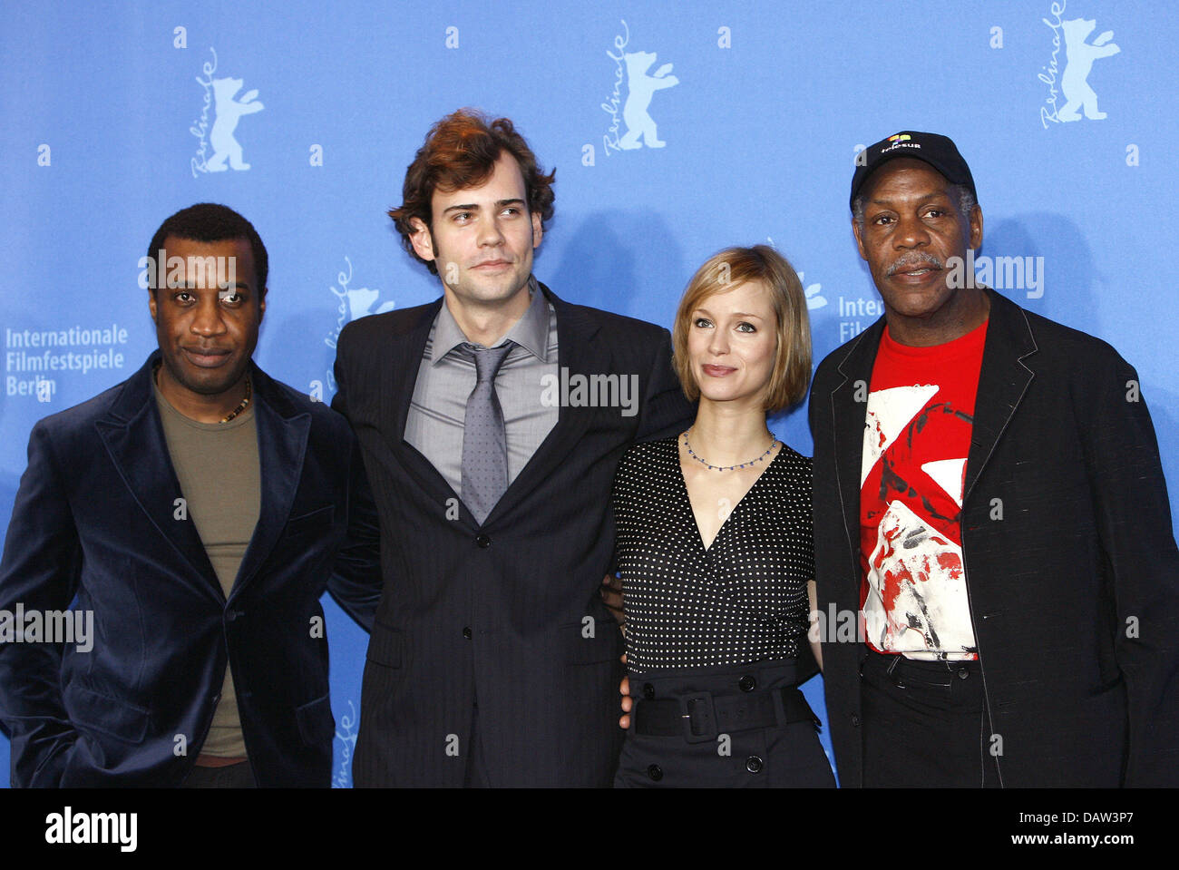 Direttore giamaicano Clement Virgo (L-R), attore canadese Rossif Sutherland, attrice canadese Laura Regan e noi attore americano Danny Glover pongono alla presentazione dei loro film 'povero ragazzo gioco dell' alla 57th Berlinale Festival Internazionale del Cinema di Berlino in Germania, martedì, 13 febbraio 2007. Foto: Wolfgang Kumm Foto Stock