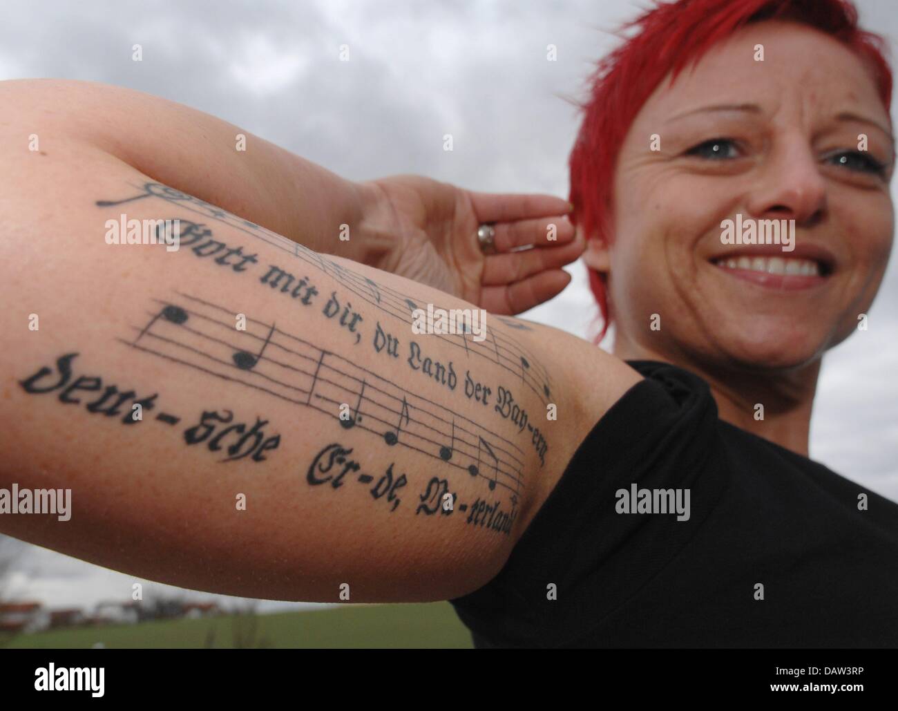 Monica Kleiner Presenta Un Tatuaggio Con Le Note E I Testi Dell Inno Bavarese All Interno Del Suo Braccio Superiore Destro In Ruderting Germania Martedi 13 Febbraio 2007 Il 35 Enne Sembra Come La
