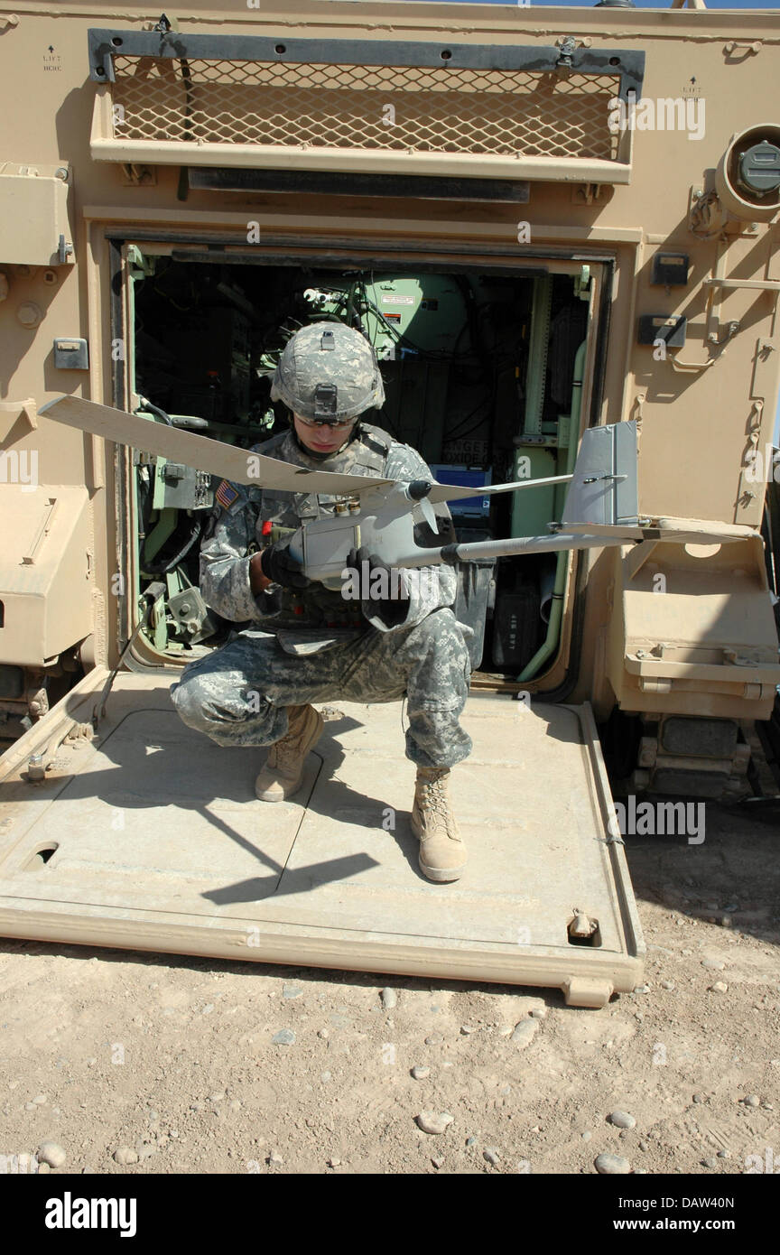 Un soldato americano prepara il unmanned di piccole dimensioni e piano "Raven piccolo drone' (SUAV) per l'avvio in Iraq, maggio 2006. Il soldato è parte del primo battaglione, sessantottesima corazza reggimento della US Army. Foto: Carl Schulze Foto Stock
