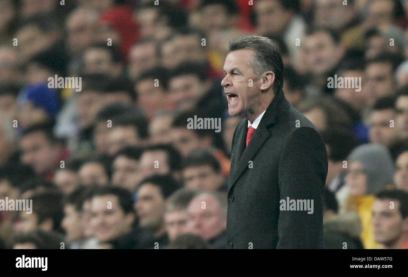 Ottmar Hitzfeld allenatore del Bayern Monaco di Baviera grida a emarginare durante la Champions League round dello scorso 16 prima gamba match Real Madrid vs FC Bayern Monaco presso la Stadio Santiago Bernabeu di Madrid in Spagna, Martedì, 20 febbraio 2007. Real ha vinto 3:2. Foto: Matthias Schrader Foto Stock