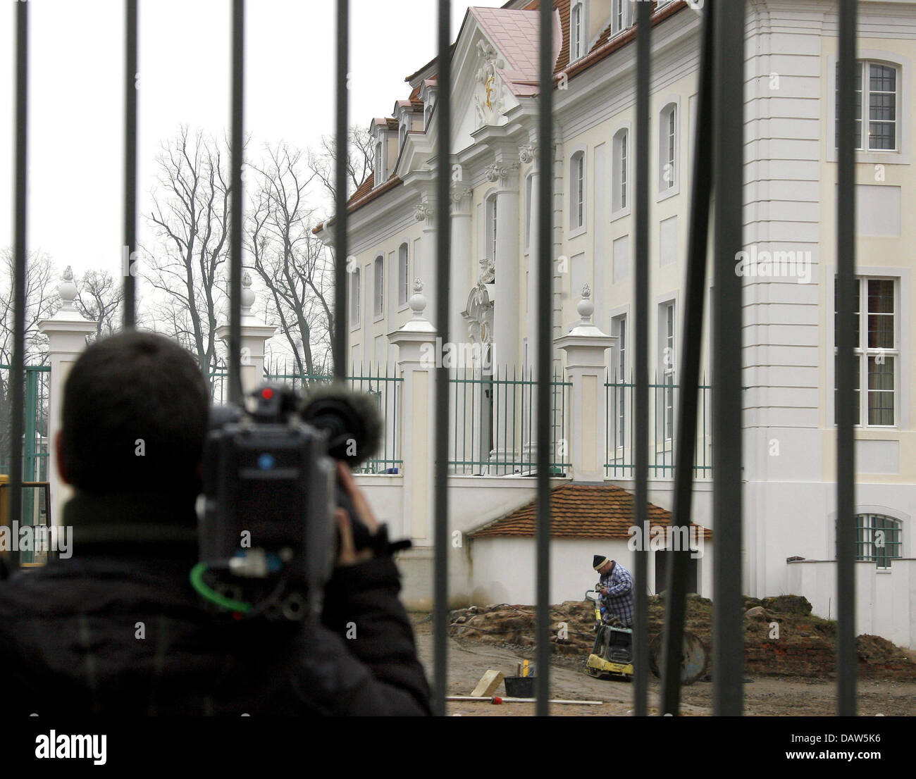 Una fotocamera film man il nuovo guest guest house del governo federale a Meseberg, Germania, giovedì, 22 febbraio 2007. Il cancelliere tedesco Angela Merkel riceve il presidente francese Jacques Chirac come parte della regolareTedesco-francese consultazioni sulla preparazione del vertice UE. Foto: Bernd Settnik Foto Stock