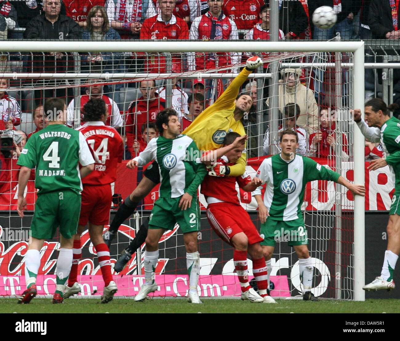 Monaco di Baviera e Wolfsburg i giocatori cercano di ottenere la palla in area di rigore durante la Bundesliga partita FC Bayern Munich v VfL Wolfsburg nello stadio Allianz Arena di Monaco di Baviera, in Germania, sabato, 24 febbraio 2007. Foto: Frank Leonhardt (ATTENZIONE: periodo di bloccaggio! Il DFL permette l'ulteriore utilizzazione delle immagini nella IPTV, servizi di telefonia mobile e altre nuove tecnologie non prima di due ore Foto Stock