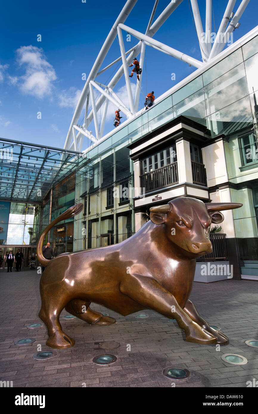 Regno Unito, Inghilterra, Birmingham, Bullring, 2003 statua in bronzo di Bull da Laurence Broderick Foto Stock