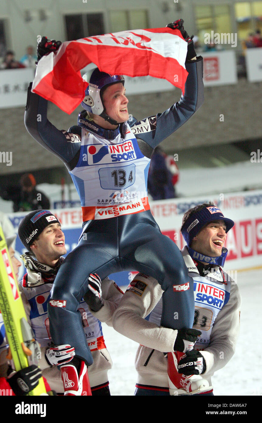 Sci austriaca il ponticello Thomas Morgenstern (superiore) è acclamato dai suoi compagni di squadra (fondo L-R) Wolfgang Loitzl e Andreas Kofler per portare a casa la vittoria austriaca a Lage Hill Team di sede dei Campionati del Mondo di Sci Nordico a Sapporo, Giappone, 25 febbraio 2007. Austria finito con una massiccia totale di punti 1,000.2 outclassing secondo posto in Norvegia e sorpresa il terzo posto in Giappone. Foto Foto Stock