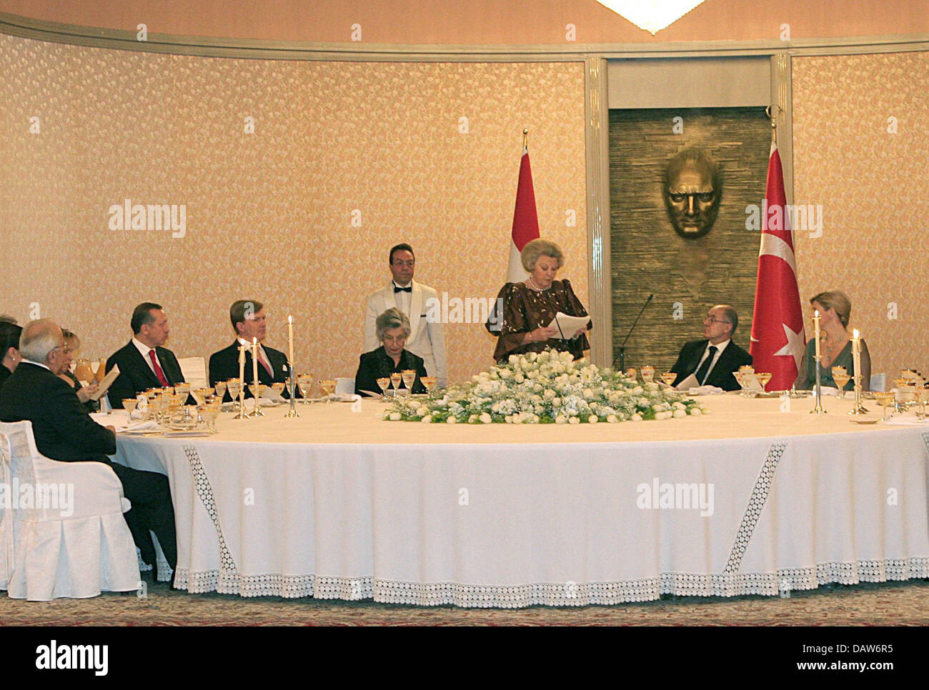 La regina Beatrice dei Paesi Bassi (3rdR) tiene un discorso a una cena di gala con il presidente turco Necdet Sezer (2ndR), il Primo ministro Recep Tayyip Erdogan (4TH1), e l'olandese Crown Prince paio di Ankara, Turchia, 27 febbraio 2007. La famiglia reale trascorre quattro giorni in Turchia nell'ambito di un dipendente visita di stato. Foto: Albert Nieboer (PAESI BASSI) Foto Stock