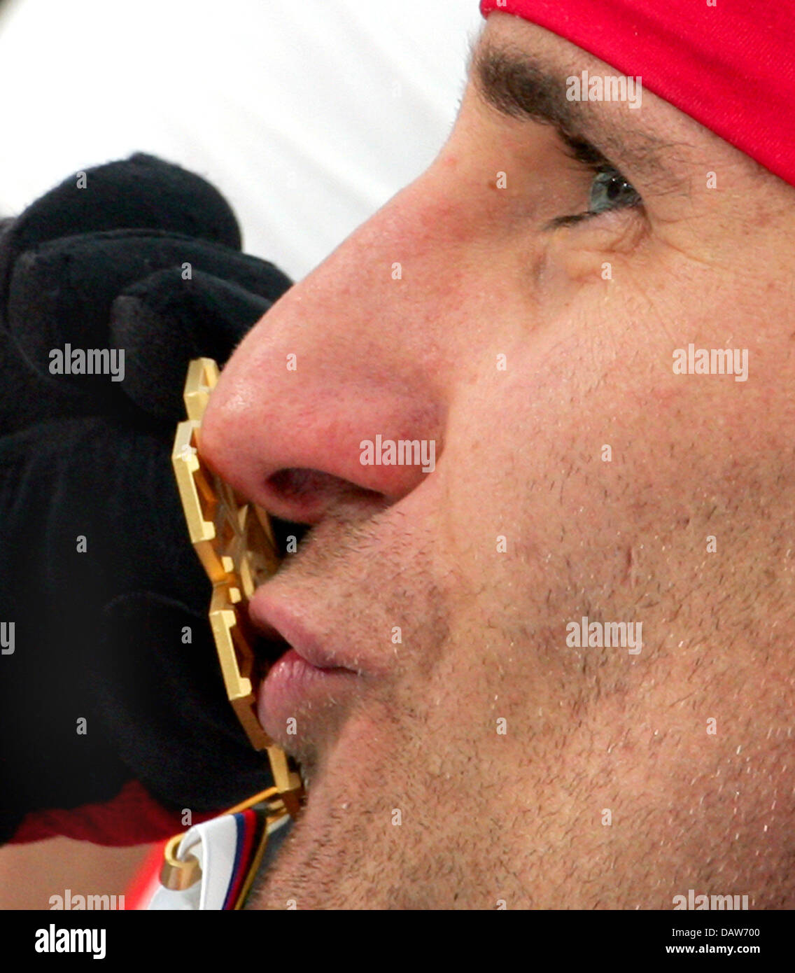 Combinatore nordico Ronny Ackermann di Germania presenta la sua medaglia d'oro conquistata a sede dei Campionati del Mondo di Sci Nordico a Sapporo, Giappone, Sabato, 03 marzo 2007. Foto: Gero Breloer Foto Stock