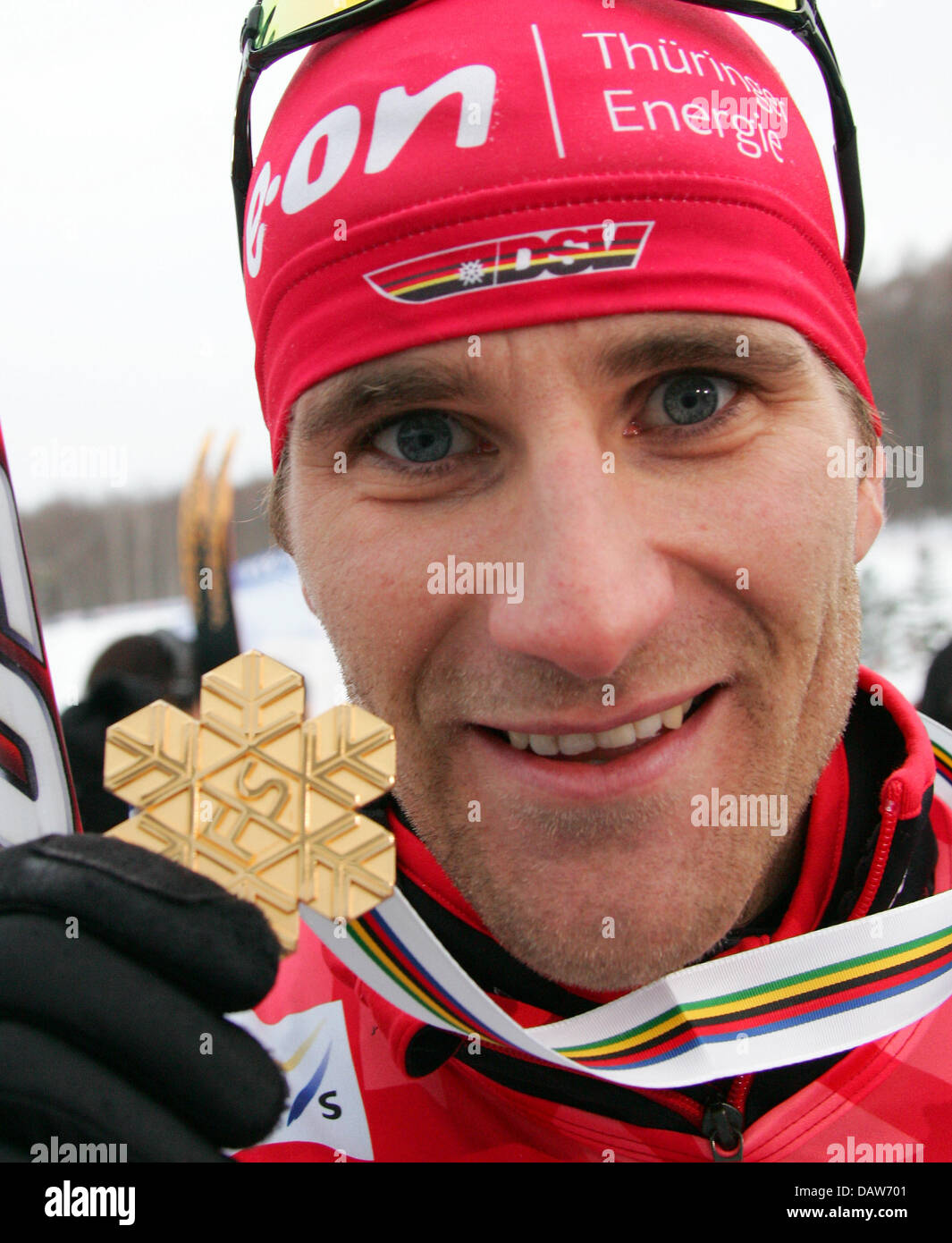 Combinatore nordico Ronny Ackermann di Germania presenta la sua medaglia d'oro conquistata a sede dei Campionati del Mondo di Sci Nordico a Sapporo, Giappone, Sabato, 03 marzo 2007. Foto: Gero Breloer Foto Stock