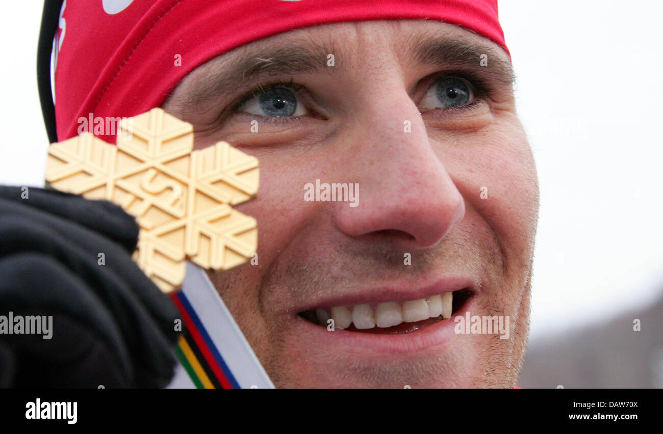 Combinatore nordico Ronny Ackermann di Germania presenta la sua medaglia d'oro conquistata a sede dei Campionati del Mondo di Sci Nordico a Sapporo, Giappone, Sabato, 03 marzo 2007. Foto: Gero Breloer Foto Stock