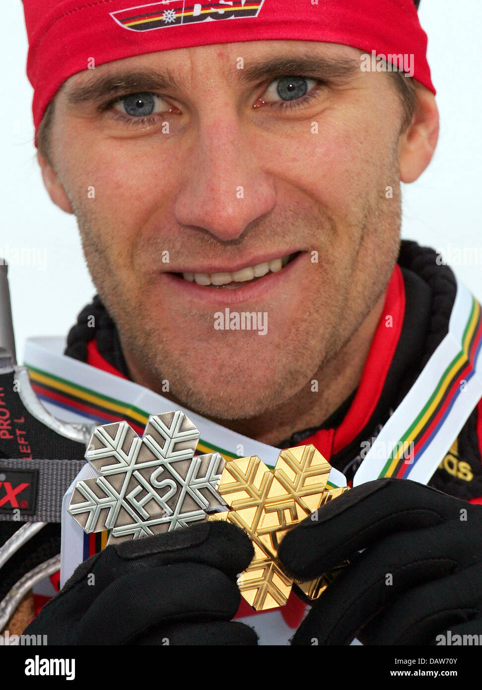 Combinatore nordico Ronny Ackermann di Germania presenta la sua medaglia d'oro conquistata a sede dei Campionati del Mondo di Sci Nordico a Sapporo, Giappone, Sabato, 03 marzo 2007. Foto: Gero Breloer Foto Stock