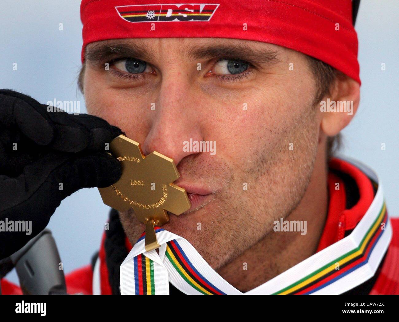 Combinatore nordico Ronny Ackermann di Germania presenta la sua medaglia d'oro conquistata a sede dei Campionati del Mondo di Sci Nordico a Sapporo, Giappone, Sabato, 03 marzo 2007. Foto: Kay Nietfeld Foto Stock