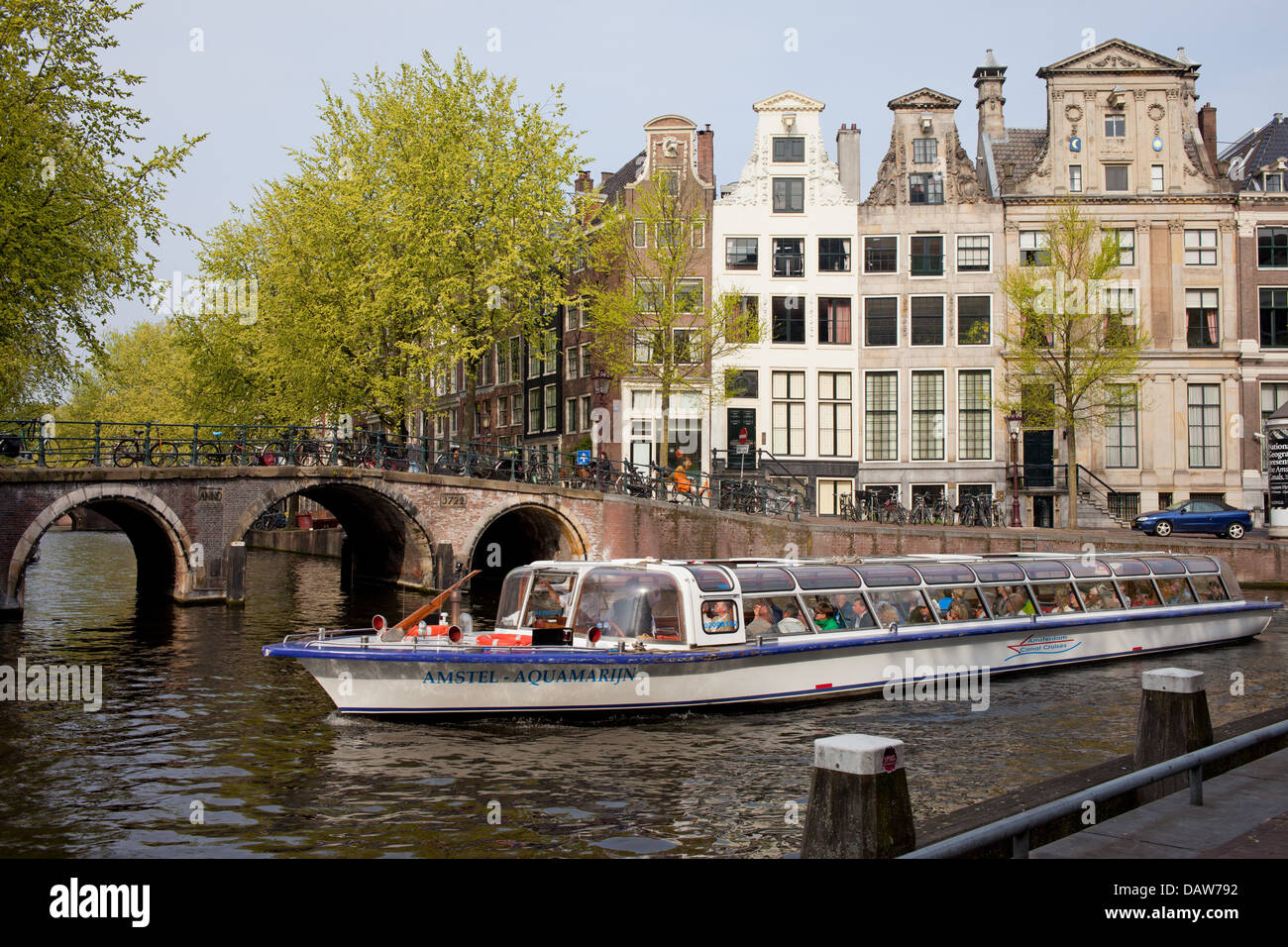Città di Amsterdam, ponte su un canale e case olandesi tradizionali, Paesi Bassi, North Holland. Foto Stock